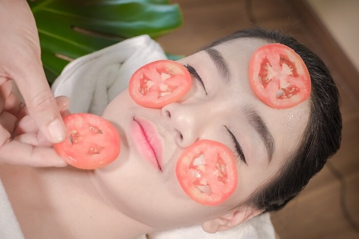 Sử dụng mặt nạ cà chua trị đốm nâu, tàn nhang dễ làm