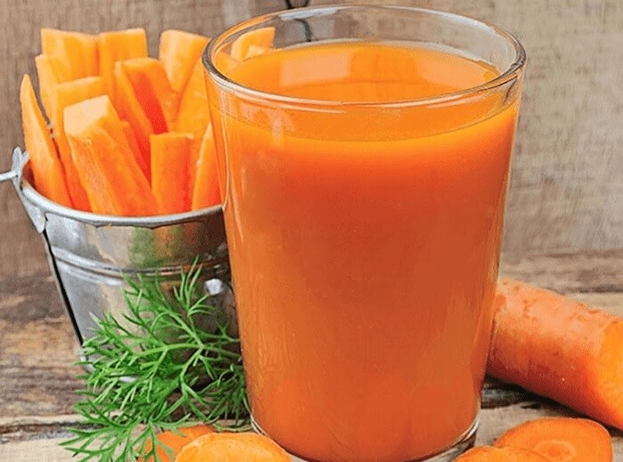 Cách uống tinh bột nghệ với nước ép cà rốt đẹp da