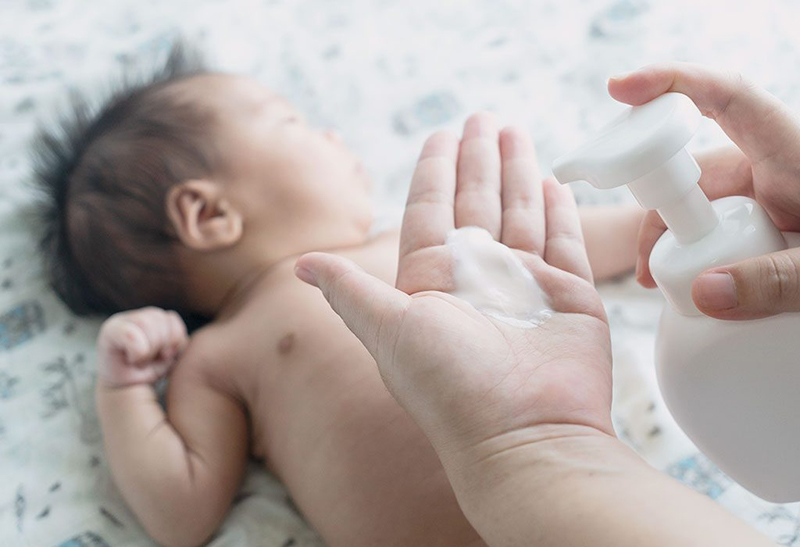 Có nên dùng kem dưỡng ẩm cho trẻ sơ sinh không?
