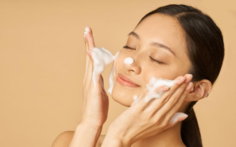 Cách sử dụng sữa rửa mặt cho da mụn