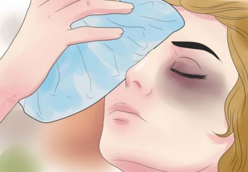 Tác hại khi sữa rửa mặt vào mắt