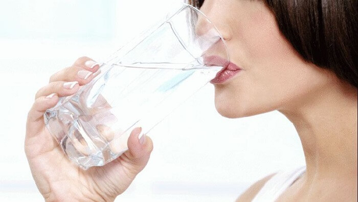 Uống nước đầy đủ mỗi ngày