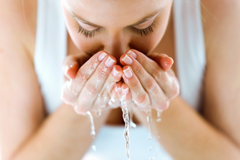 Xăm môi bao lâu thì được dùng sữa rửa mặt?